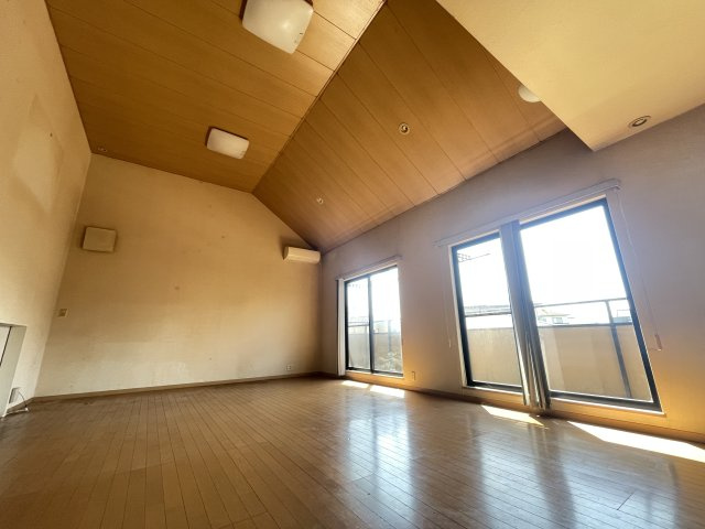 中古戸建　郡山市富田町下西田　富田西小・第六中の居間・リビング|大きな窓からたっぷりと日差しが降り注ぐ気持ちの良い家族団らんスペースです！
