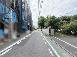 【前面道路含む現地写真】 | 2026年9月22日撮影
緑豊かな街並みの前面道路は交通量が少なく落ち着いた雰囲気。歩道スペースも整備されており、毎日の通勤・通学や小さなお子様とのお散歩も安心・快適に過ごせる環境が整っています♪
