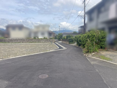 【前面道路含む現地写真】 | 三重郡菰野町大字宿野3区画〈1号地〉 | 前面道路