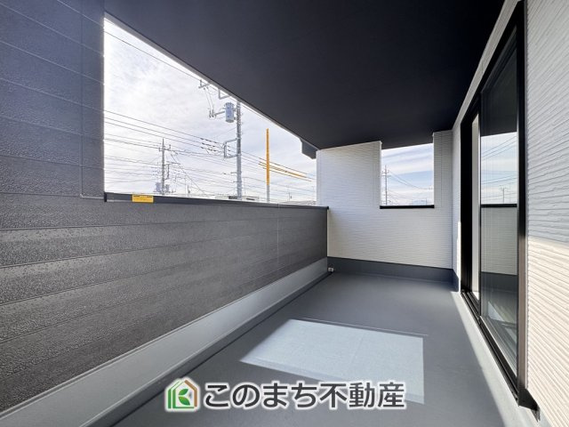 リガーレ宇都宮市さつき7期のバルコニー|（同社施工例）南向きの大型バルコニーは陽当り良好で、たっぷりのお洗濯物もよく乾きます！
さらにインナーバルコニーなので雨の日でも安心してお出かけできますね♪
