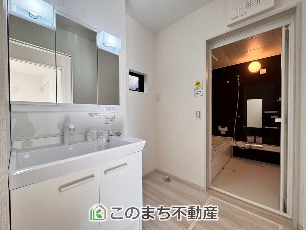 リガーレ宇都宮市さつき7期の洗面所|（同社施工例）シャンプードレッサーで朝の身支度♪伸びるホースでお掃除も簡単清潔です！