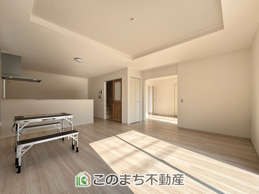 リガーレ宇都宮市さつき7期の居間・リビング|（同社施工例）南向きのリビングは一日中太陽の光が射し込みます♪家族が集まる空間は、自然と笑顔が溢れます。