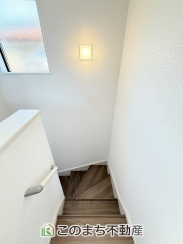 リガーレ宇都宮市さつき7期の内装|手すり付きで小さなお子様にも安心の階段スペースです☆