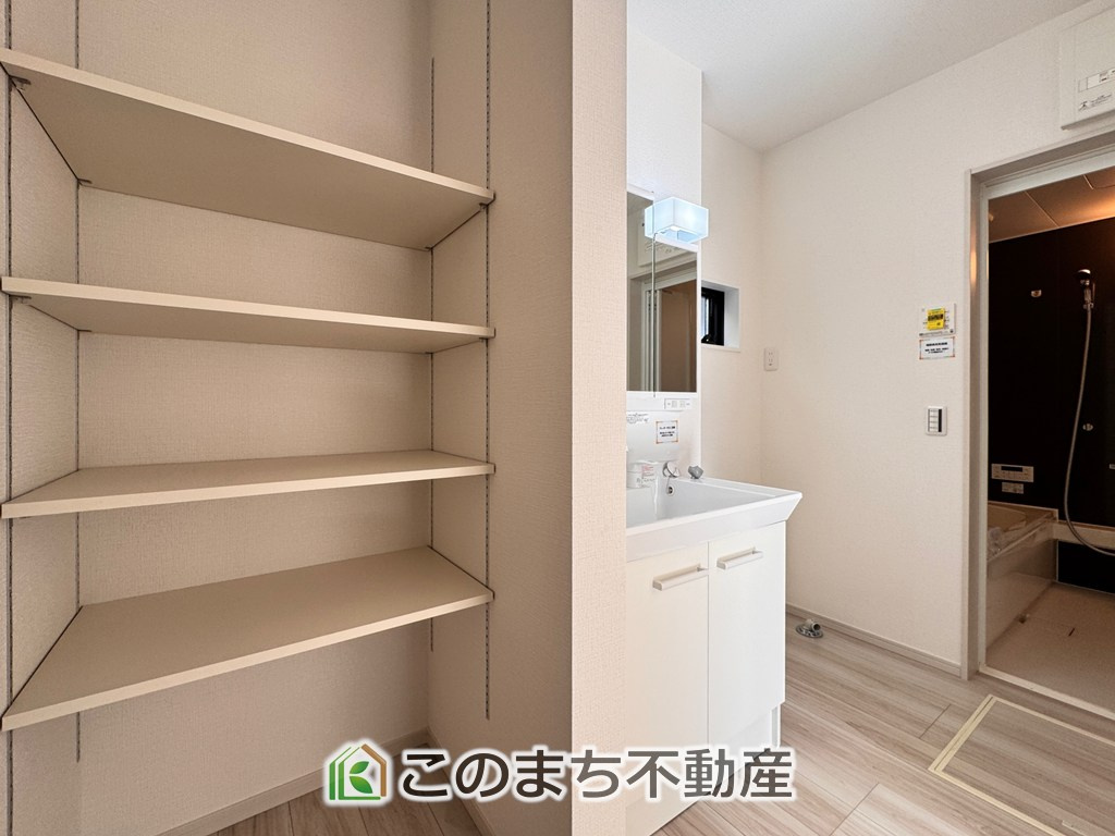 リガーレ宇都宮市さつき7期の脱衣所|（同社施工例）洗面脱衣所スペースには大きな収納棚が標準仕様。バスタオルや小物、洗剤等の収納に重宝します。