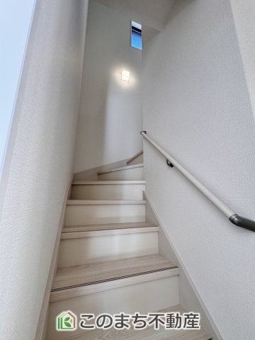 リガーレ宇都宮市さつき7期の内装|（同社施工例）手すり付きで小さなお子様にも安心の階段スペースです☆