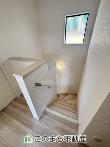 リガーレ宇都宮市さつき7期の内装|（同社施工例）階段スペースは大きな窓もあり、明るく安全に上り下りできます。