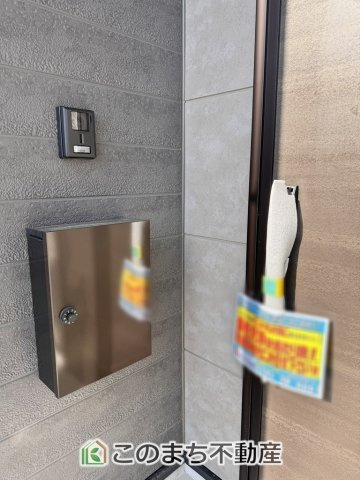 リガーレ宇都宮市さつき7期の玄関|（同社施工例）玄関キーは上下２箇所のダブルロックキーと防犯性の高い電池錠で安全に配慮してます。