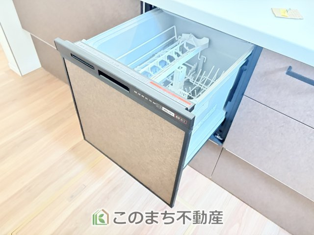 リガーレ宇都宮市さつき7期のキッチン|食洗機はビルトイン型なので、おさまりもよく、使い勝手も良好です。料理をするのは好きだけど、後片付けは苦手な方に重宝します。洗う手間がないので、時間を有効に使えますね。