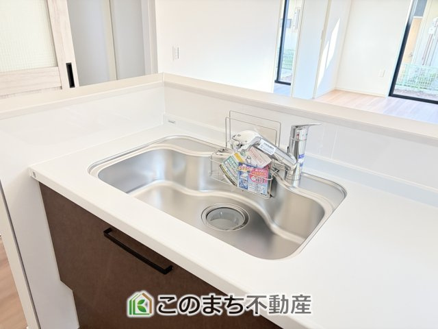 リガーレ宇都宮市さつき7期のキッチン|ビルトイン型浄水器を内蔵したキッチン水栓。カートリッジ式なので、フィルターを簡単に交換する事が出来ます。