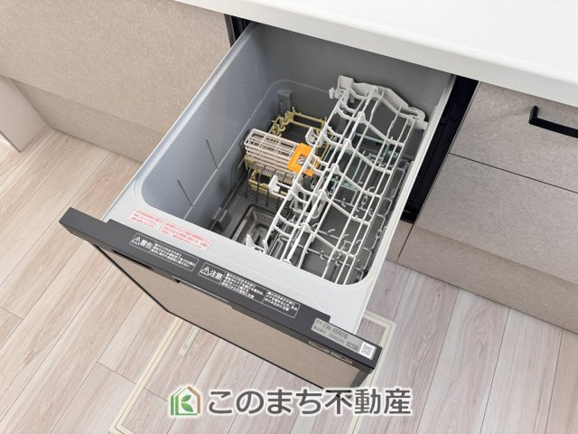 リガーレ宇都宮市さつき7期のキッチン|（同社施工例）食洗機はビルトイン型なので、おさまりもよく、使い勝手も良好です。料理をするのは好きだけど、後片付けは苦手な方に重宝します。洗う手間がないので、時間を有効に使えますね。