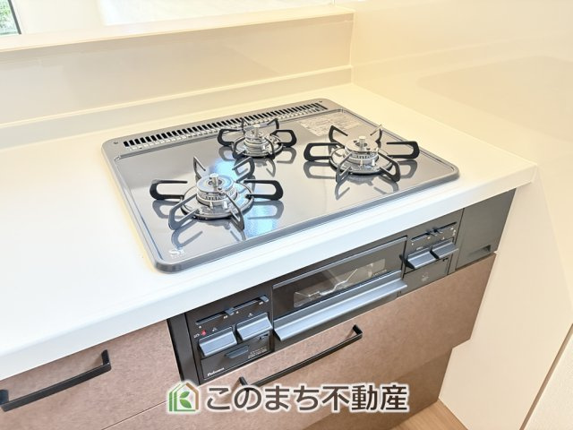 リガーレ宇都宮市さつき7期のキッチン|三ツ口コンロ採用で、同時調理もスムーズ◎！お料理を並べられるカウンター付きで、配膳・片付けをサポート！リビングで過ごすご家族とコミュニケーションを楽しみながら作業可能です♪