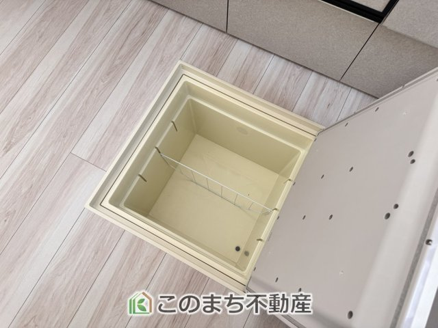 リガーレ宇都宮市さつき7期の収納|（同社施工例）床下収納は意外と容量があり、日常のストックにも大活躍です♪
