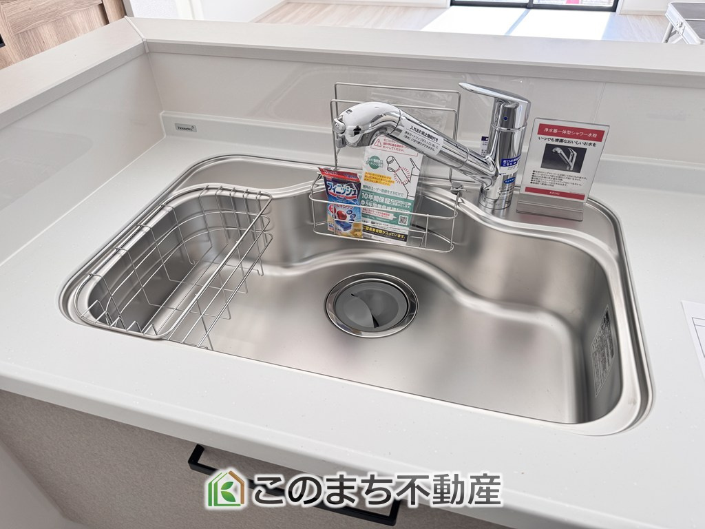 リガーレ宇都宮市さつき7期のキッチン|（同社施工例）ビルトイン型浄水器を内蔵したキッチン水栓。カートリッジ式なので、フィルターを簡単に交換する事が出来ます。