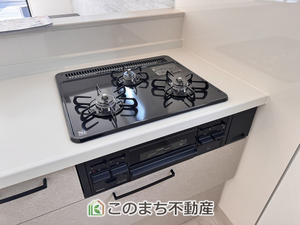 リガーレ宇都宮市さつき7期のキッチン|（同社施工例）三ツ口コンロ採用で、同時調理もスムーズ◎！お料理を並べられるカウンター付きで、配膳・片付けをサポート！リビングで過ごすご家族とコミュニケーションを楽しみながら作業可能です♪