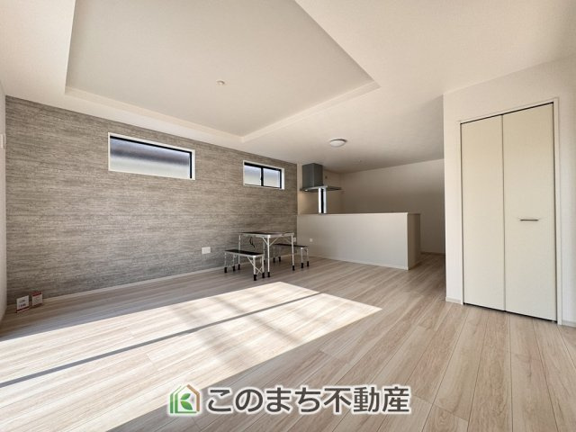 リガーレ宇都宮市さつき7期の居間・リビング|（同社施工例）開放感のある広々としたリビング☆家族みんなでゆったりくつろげます♪
南側から暖かな日差しが差し込みます♪キッチンからリビングの様子がよく見渡せます☆