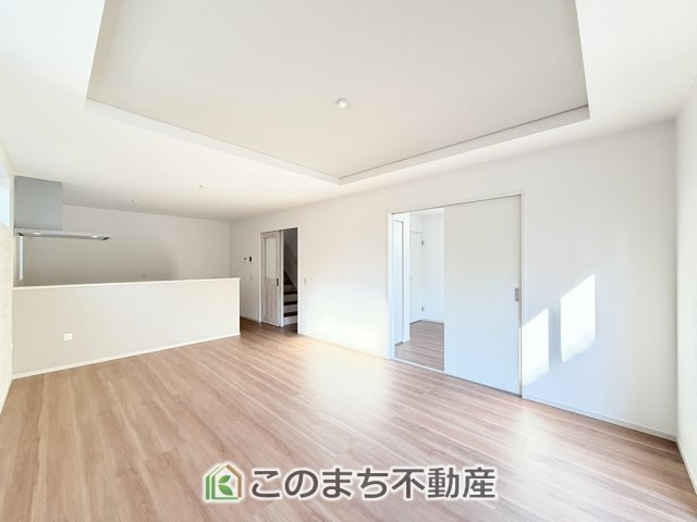 リガーレ宇都宮市さつき7期の居間・リビング|開放感のある広々としたリビング☆家族みんなでゆったりくつろげます♪
南側から暖かな日差しが差し込みます♪キッチンからリビングの様子がよく見渡せます☆