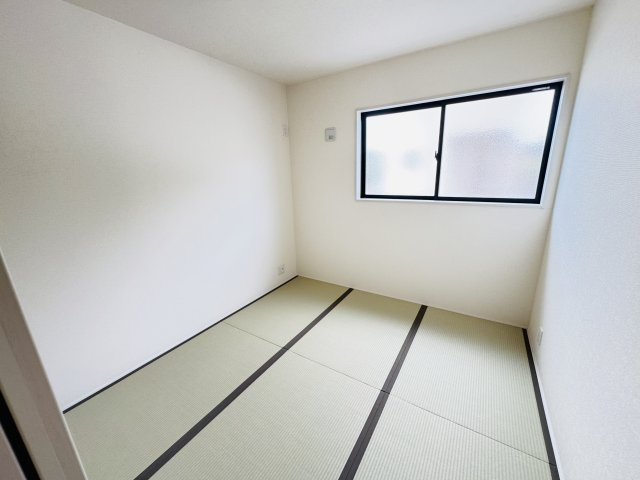 新築　児玉郡上里町七本木町第６　Livele Garden.S　5号棟の和室|現地写真　リビング隣の和室はお子様の遊び部屋としてもちょうどいいですね♪							
					

