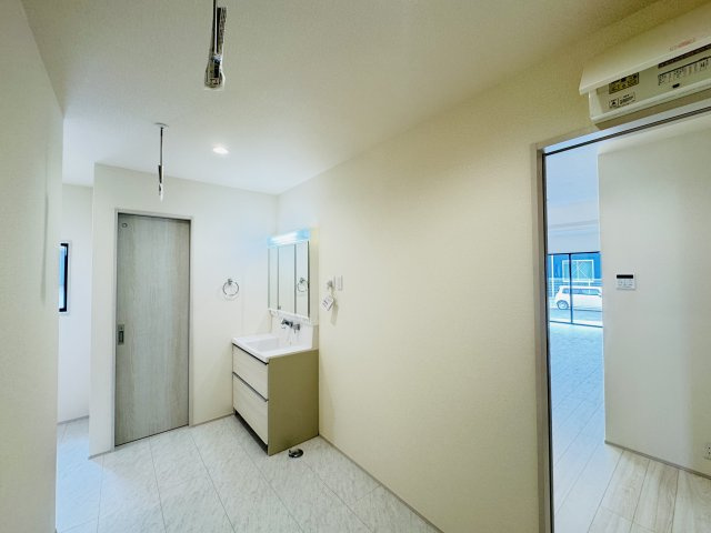 新築　児玉郡上里町七本木町第６　Livele Garden.S　5号棟の独立洗面台|現地写真　シャワー付きの洗面台は忙しい朝でも身支度を整えるのにとても便利◎							
