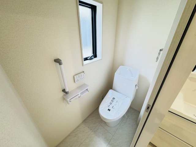新築　児玉郡上里町七本木町第６　Livele Garden.S　5号棟のトイレ|現地写真　節水タイプのウォシュレット付きトイレ、水道料節約に一役買います！
