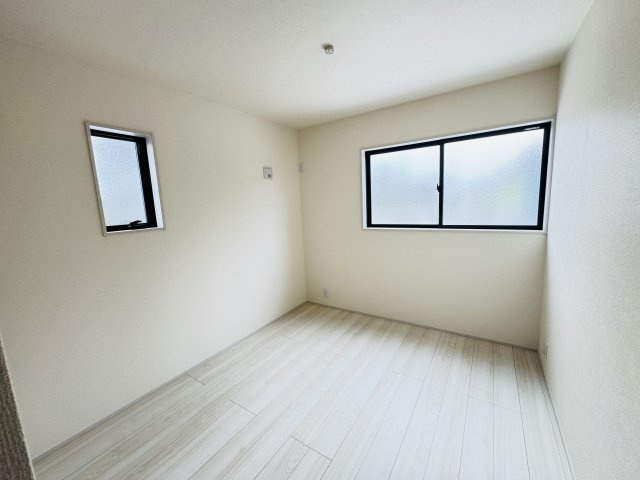新築　児玉郡上里町七本木町第６　Livele Garden.S　5号棟の洋室|現地写真　日当たりと風通しの良い二面採光♪						
					
					

