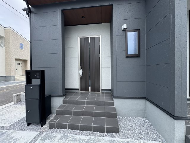 新築　児玉郡上里町七本木町第６　Livele Garden.S　5号棟の玄関|現地写真　ポストと一体型のTVモニターホンでセキュリティ安心！
