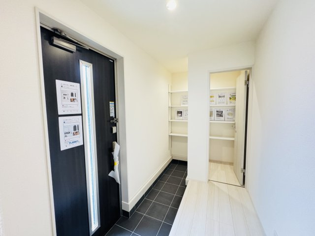 新築　児玉郡上里町七本木町第６　Livele Garden.S　5号棟の玄関|現地写真　シューズインクロークと下駄箱があり、かなりの収納量が期待できます！							
