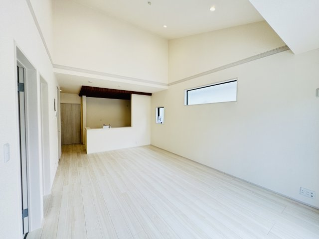 新築　児玉郡上里町七本木町第６　Livele Garden.S　5号棟の居間・リビング|現地写真　家族の会話が弾む対面キッチン。お子様の様子も確認できて安心ですね。
