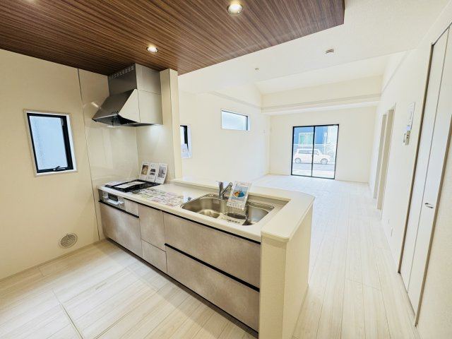 新築　児玉郡上里町七本木町第６　Livele Garden.S　5号棟のキッチン|現地写真　間口2550ｍｍで作業スペースも広々！換気扇も汚れが付きにくくお掃除がし易い設計です。
