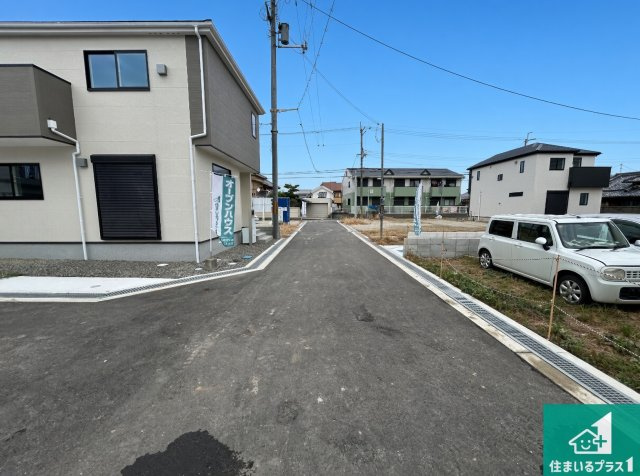 泉佐野市南中安松　第1期　新築一戸建ての前面道路含む現地写真|周辺は落ち着いた街並みの住宅地！子育てがしやすい住環境です！まだ未完成ですが、現地でしかわからない事もございます。是非一度ご覧ください。