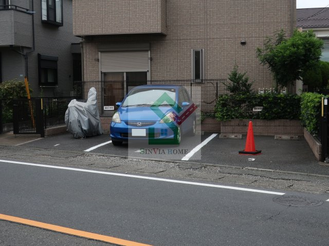 メゾンブリュージュの駐車場