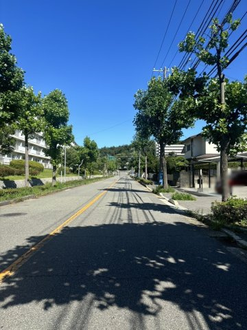 学が丘１丁目 中古戸建の前面道路含む現地写真