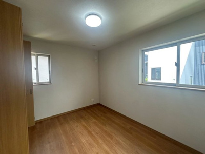 【子供部屋】 | みずき台２丁目　中古戸建 | ２面採光を確保した明るい室内は、風通しも良く、大変居心地の良い空間となっております♪爽やかな風を感じて起きる朝は、快適生活の始まりに！