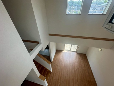 【内装】 | みずき台２丁目　中古戸建 | 【吹抜ございます】自然光の良く入る癒しのお住まい♪天井が高く開放感のあるお住まいをぜひ現地でお確かめください！