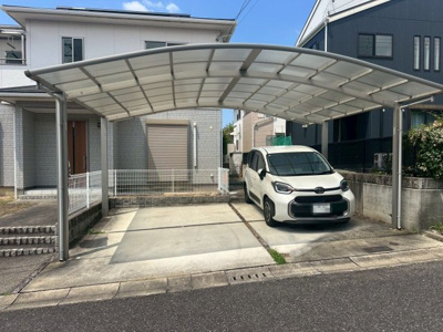 【駐車場】 | みずき台２丁目　中古戸建 | カーポート付駐車場です♪広々駐車スペースはママやお子様の自転車も停められますね！