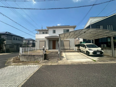 【外観】 | みずき台２丁目　中古戸建 | 前面道路：南側　約５．５ｍ/西側　約６．５ｍ！ゆとりのある広さです♪運転の苦手な方も安心ですね！ 