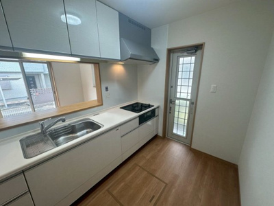 【キッチン】 | みずき台２丁目　中古戸建 | 対面式を採用したキッチンですので、リビングで寛ぐご家族をいつも感じられます！会話を楽しみながら家事ができますね♪