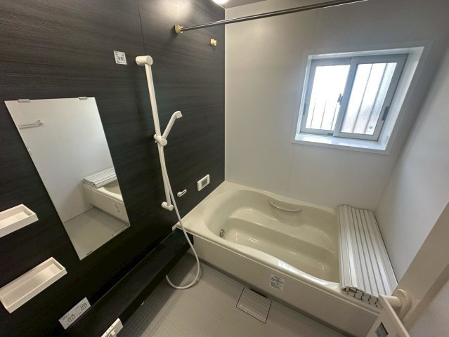 みずき台２丁目　中古戸建の浴室|ゆったりとくつろげる綺麗な浴室ですよ！お風呂場に窓もありますので、換気もしやすく清潔に保ちやすいですね♪