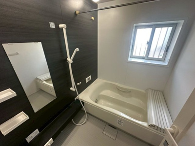 【浴室】 | みずき台２丁目　中古戸建 | ゆったりとくつろげる綺麗な浴室ですよ！お風呂場に窓もありますので、換気もしやすく清潔に保ちやすいですね♪