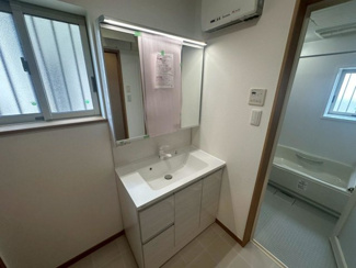 【洗面所】 | みずき台２丁目　中古戸建 | ゆとりのある洗面所ですよ！家族そろって身支度出来ますね！