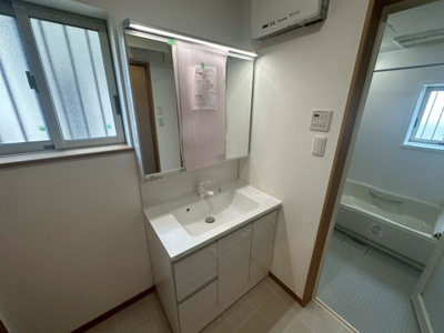 【洗面所】 | みずき台２丁目　中古戸建 | ゆとりのある洗面所ですよ！家族そろって身支度出来ますね！
