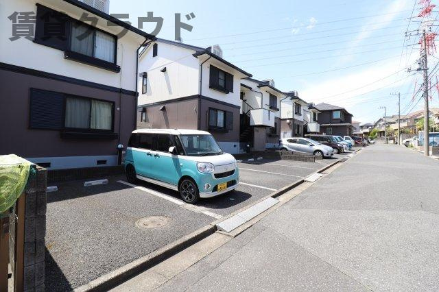 フォーリッジ　Ｂの駐車場|車をお持ちの方に嬉しい駐車場付きの物件です