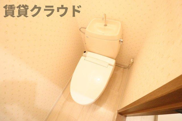 フォーリッジ　Ｂのトイレ|白を基調とした清潔感のあるトイレ♪おしゃれな収納棚付きです♪