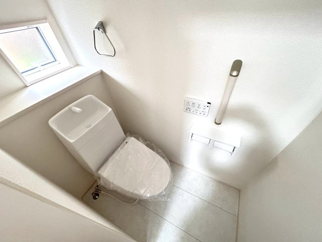 ブルーミングガーデン　一宮市北方町北方　全1区画分譲のトイレ|汚れが付きにくく落ちやすい表面加工と、掃除のしやすいフチレス形状便器の相乗効果でお手入れが楽々です。
節水型で家計にも優しい！温水洗浄便座で寒い冬も気持ちよくトイレ時間を過ごせます。