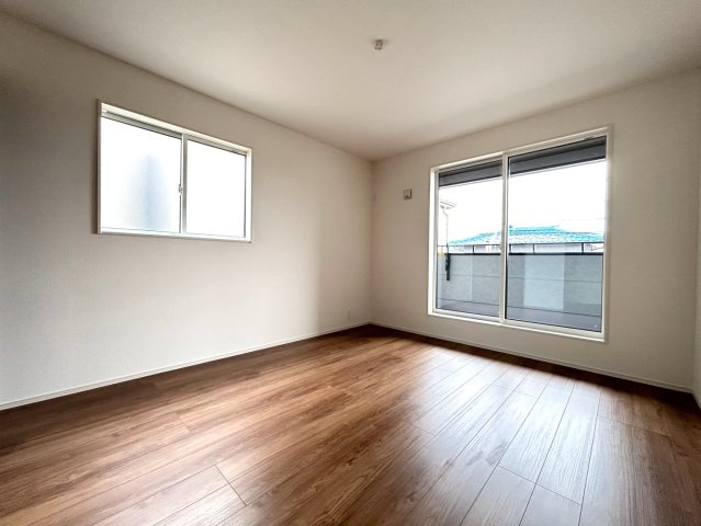 ブルーミングガーデン　一宮市北方町北方　全1区画分譲の寝室|全居室に収納を完備！窓は【樹脂枠】と【LOW-E複層ガラス】を採用。高断熱で寒暖差による結露も防ぎます。
建具やクロスなどをトータルコーディネートしており、室内に落ち着きと安らぎを与えてくれます。