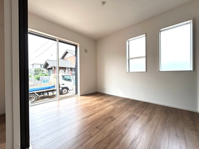 ブルーミングガーデン　一宮市北方町北方　全1区画分譲の洋室|全居室に収納を完備！窓は【樹脂枠】と【LOW-E複層ガラス】を採用。高断熱で寒暖差による結露も防ぎます。
建具やクロスなどをトータルコーディネートしており、室内に落ち着きと安らぎを与えてくれます。