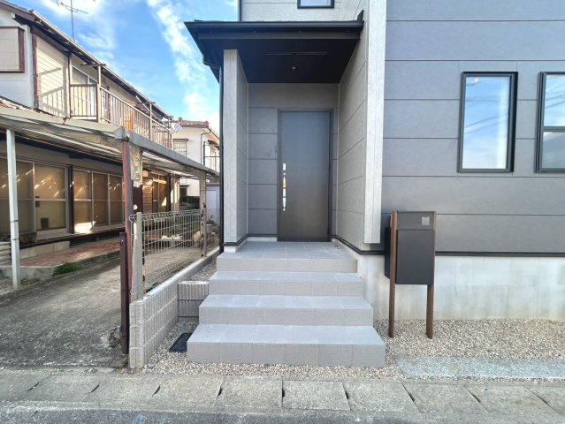 ブルーミングガーデン　一宮市北方町北方　全1区画分譲の玄関|専用のカードやスマートフォンで施解錠可能な玄関錠。快適さと防犯面に特化した、新世代の玄関ドアです。
鍵の毎回の開け閉めのイライラが減り、毎日の暮らしにゆとりが生まれます。