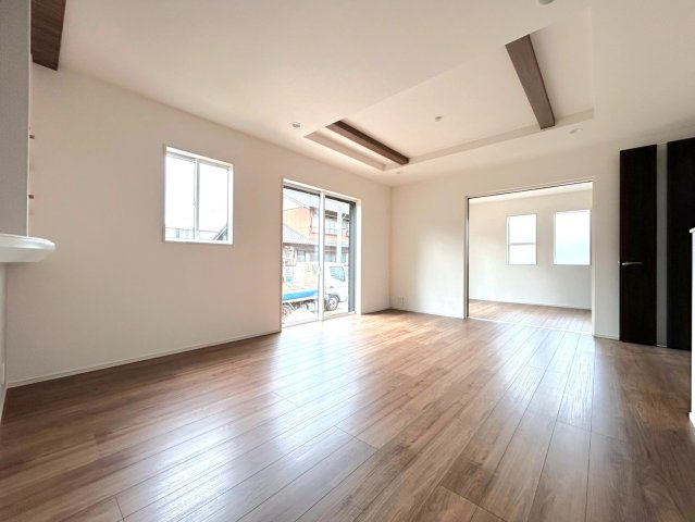 ブルーミングガーデン　一宮市北方町北方　全1区画分譲の居間・リビング|リビングには開放感のある【折上げ天井】を採用。最大2.6mの天井高で部屋をより広く明るく感じられます。
開放感と高級感を演出し、自然と家族みんなが集まる心地よい空間を作り出しています。