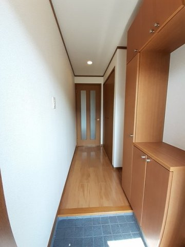 セレッソ十日市Ｂ棟の玄関|明るい玄関です