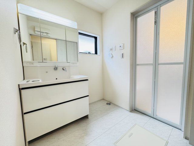 新築　児玉郡上里町七本木町第６　Livele Garden.S　6号棟の独立洗面台|現地写真　シャワー付きの洗面台は忙しい朝でも身支度を整えるのにとても便利◎							
