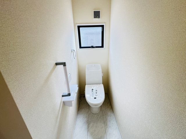 新築　児玉郡上里町七本木町第６　Livele Garden.S　6号棟のトイレ|現地写真　節水タイプのウォシュレット付きトイレ、水道料節約に一役買います！
